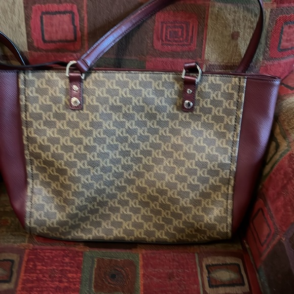 Women's purse with 2 handles and a zipper closure - Picture 2 of 5